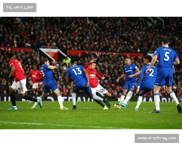 格林伍德解锁里程碑后与队友击掌，马赛球迷高呼其名。