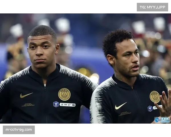 巴黎郊区举办青少年足球节,设置“一对一防守挑战”趣味环节